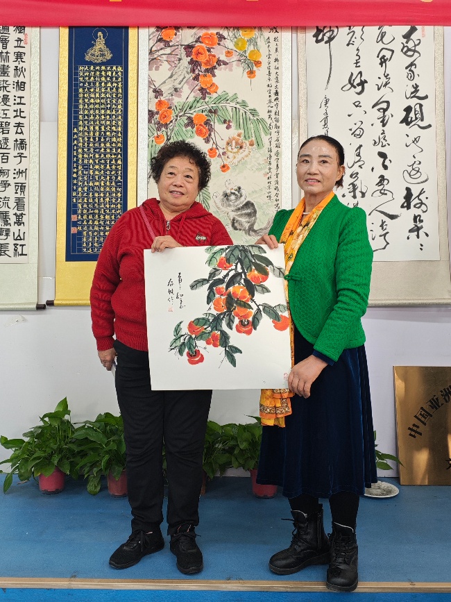 陈香梅世界艺术家协会书画笔会在京举行 17位名家挥毫共绘艺术盛宴 2025年10月8日上午10时,由陈香梅世界艺术家协会主办的“书画艺术交流笔会”在北京盛合体育中心圆满举行。来自全国各地的17(图14) 陈香梅世界艺术家协会书画笔会在京举行 17位名家挥毫共绘艺术盛宴 2025年10月8日上午10时,由陈香梅世界艺术家协会主办的“书画艺术交流笔会”在北京盛合体育中心圆满举行。来自全国各地的17(图14)