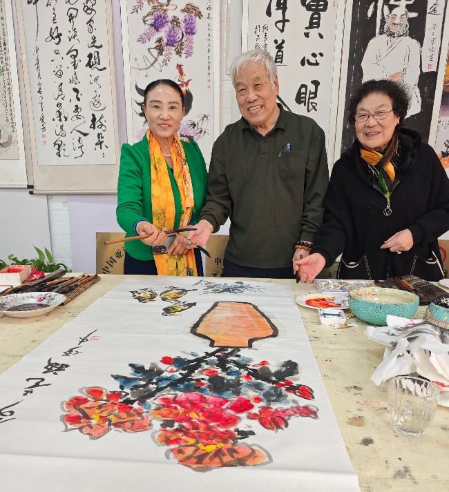 陈香梅世界艺术家协会书画笔会在京举行 17位名家挥毫共绘艺术盛宴 2025年10月8日上午10时,由陈香梅世界艺术家协会主办的“书画艺术交流笔会”在北京盛合体育中心圆满举行。来自全国各地的17(图5) 陈香梅世界艺术家协会书画笔会在京举行 17位名家挥毫共绘艺术盛宴 2025年10月8日上午10时,由陈香梅世界艺术家协会主办的“书画艺术交流笔会”在北京盛合体育中心圆满举行。来自全国各地的17(图5)